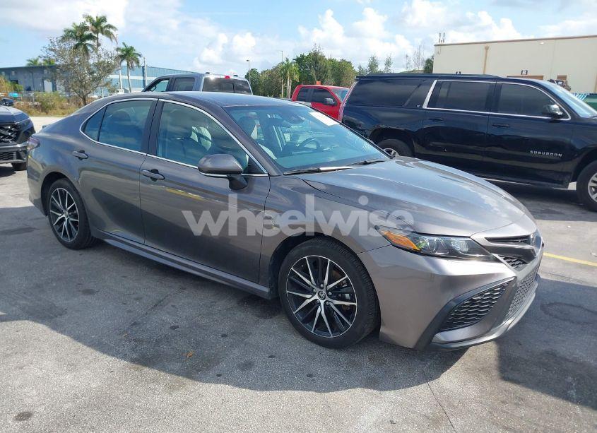 2024 Toyota Camry SE (VIN 4T1G11AK7RU895179) main photo