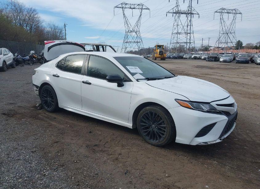 2020 Toyota Camry SE NIGHTSHADE EDITION (VIN 4T1G11AK8LU318927) main photo