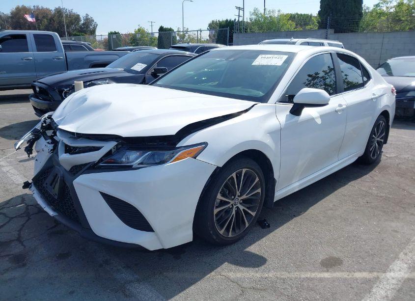 Photo 2 of 2020 Toyota Camry SE (VIN 4T1G11AK8LU335159)