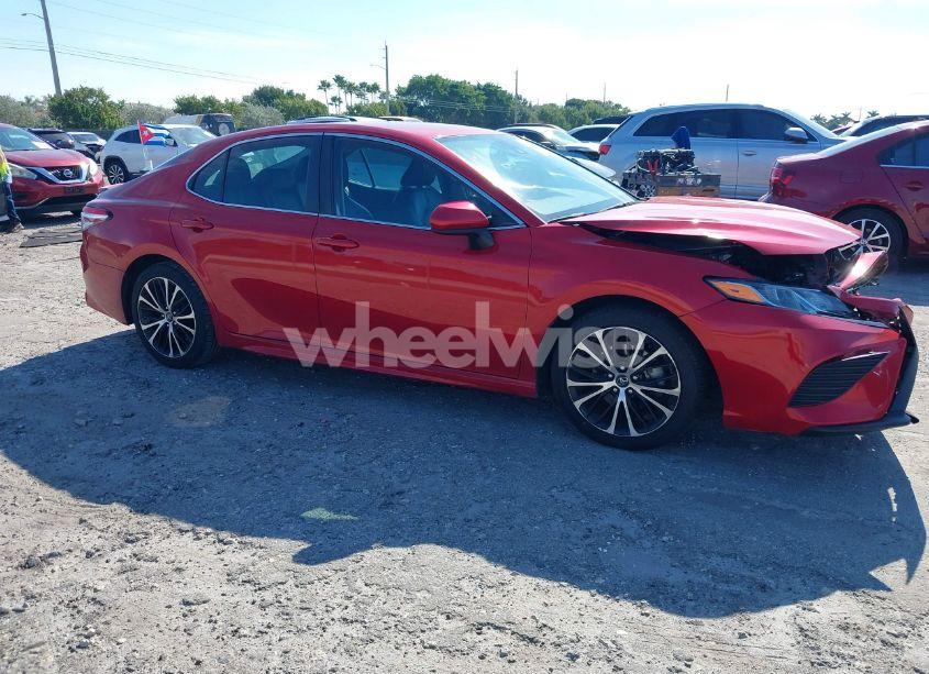 2020 Toyota Camry SE (VIN 4T1G11AK8LU336117) main photo