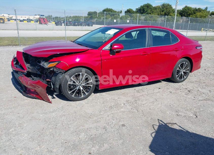 Photo 2 of 2020 Toyota Camry SE (VIN 4T1G11AK8LU336117)