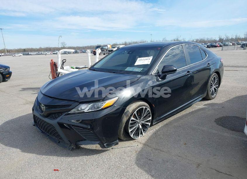 Photo 2 of 2020 Toyota Camry SE (VIN 4T1G11AK8LU346372)