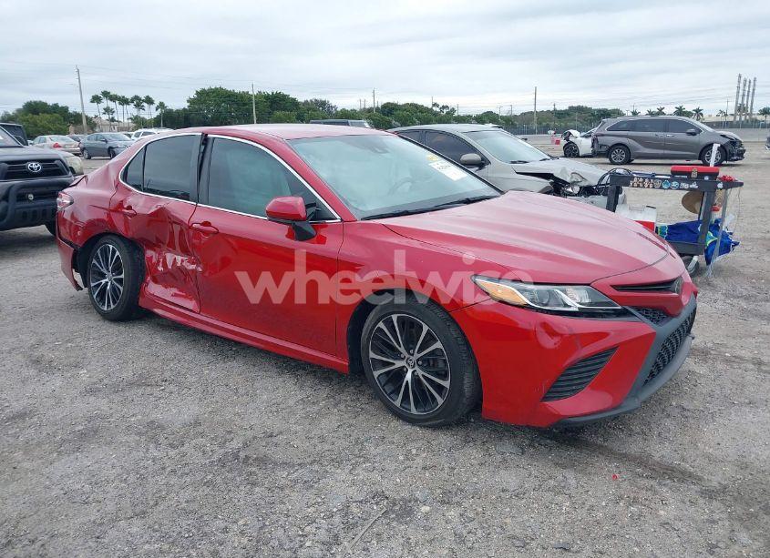 2020 Toyota Camry SE (VIN 4T1G11AK8LU367013) main photo