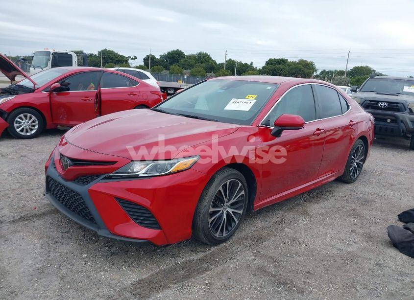 Photo 2 of 2020 Toyota Camry SE (VIN 4T1G11AK8LU367013)