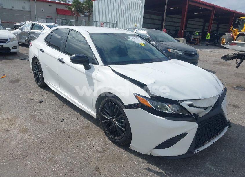 2020 Toyota Camry SE NIGHTSHADE EDITION (VIN 4T1G11AK8LU372177) main photo