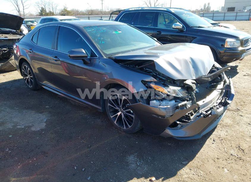 2020 Toyota Camry SE (VIN 4T1G11AK8LU375189) main photo