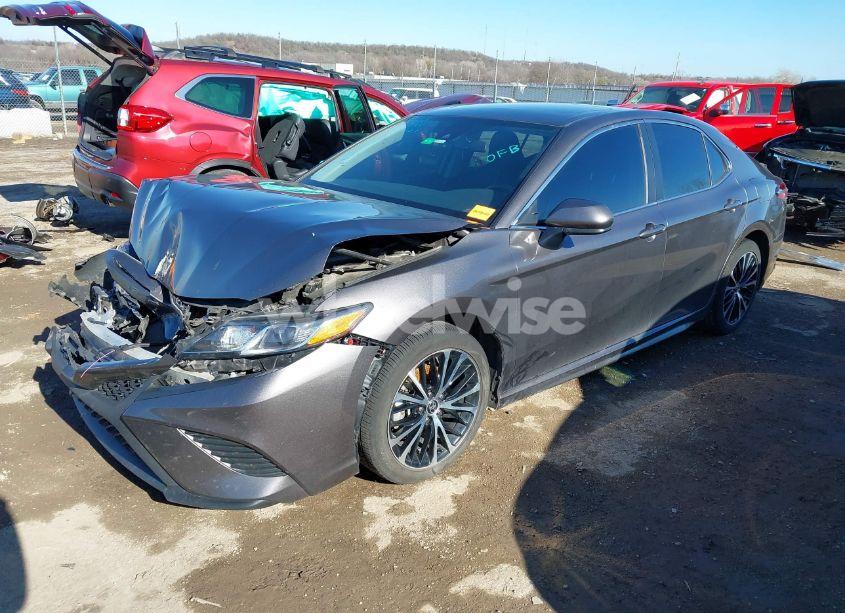 Photo 2 of 2020 Toyota Camry SE (VIN 4T1G11AK8LU375189)