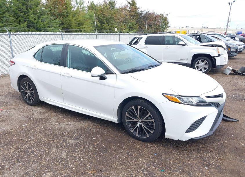 2020 Toyota Camry SE (VIN 4T1G11AK8LU884487) main photo