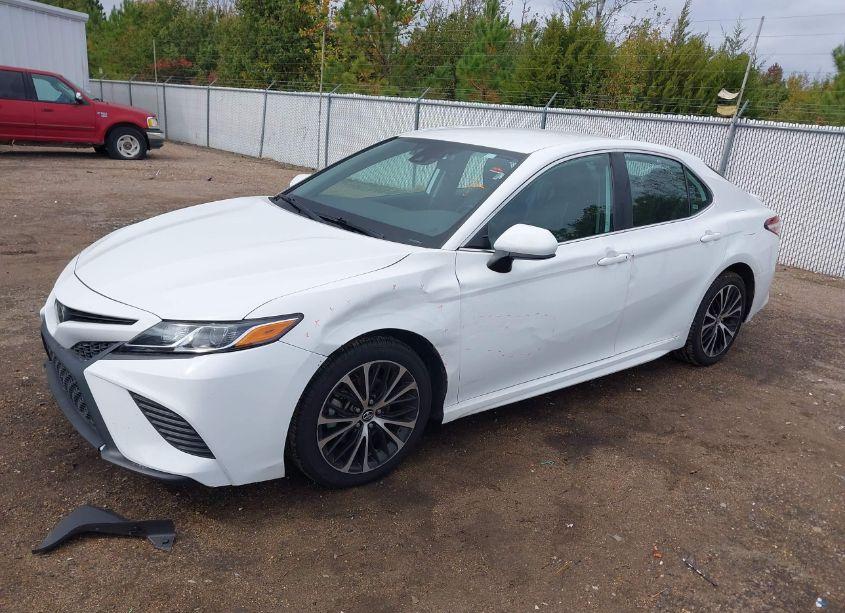 Photo 2 of 2020 Toyota Camry SE (VIN 4T1G11AK8LU884487)