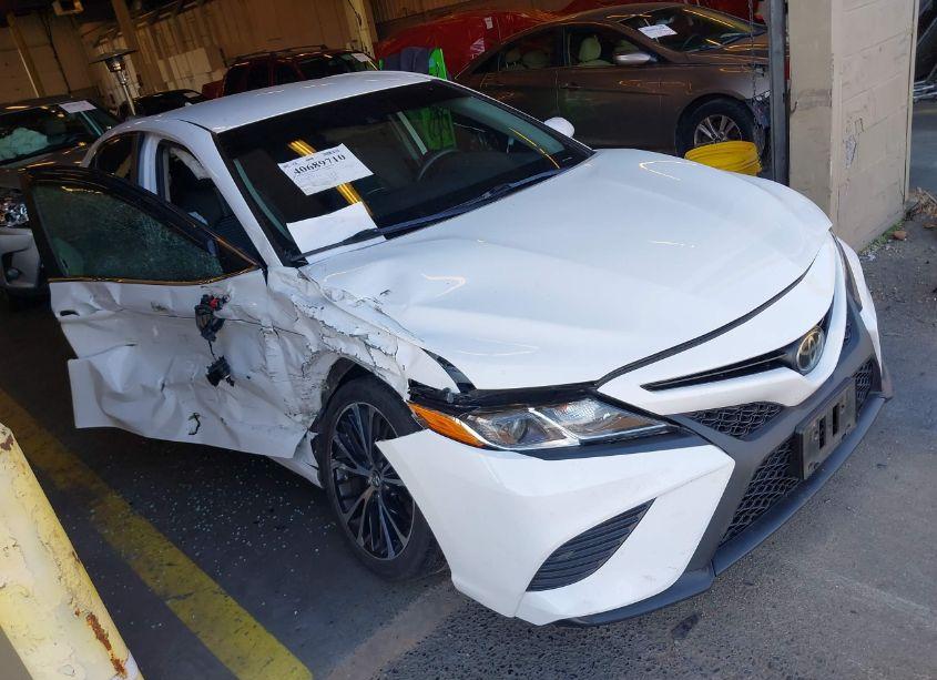 2020 Toyota Camry SE (VIN 4T1G11AK8LU894677) main photo