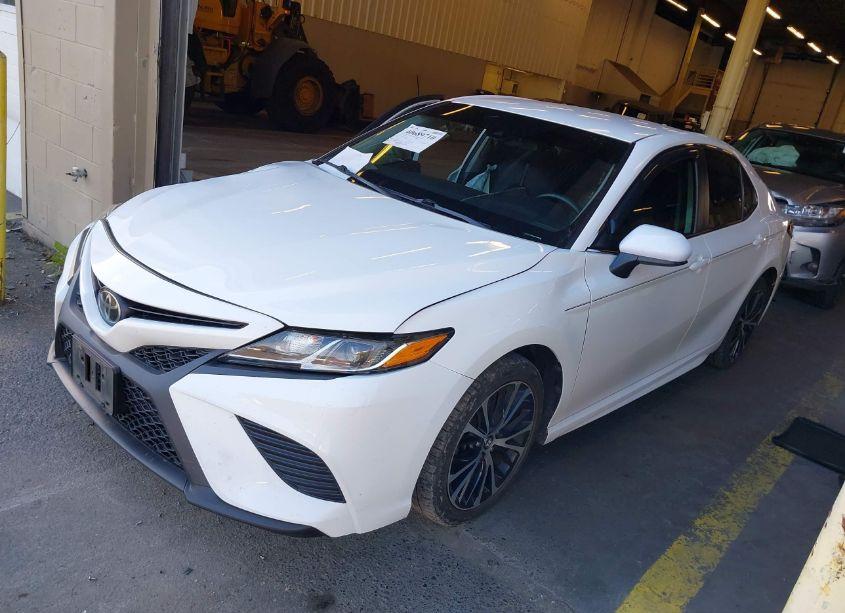 Photo 2 of 2020 Toyota Camry SE (VIN 4T1G11AK8LU894677)