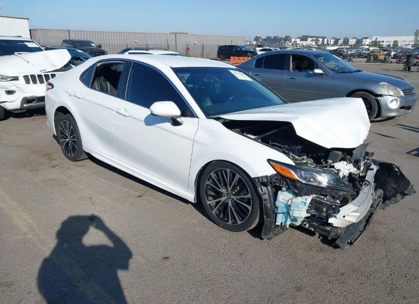 2020 Toyota Camry SE (VIN 4T1G11AK8LU955350) main photo