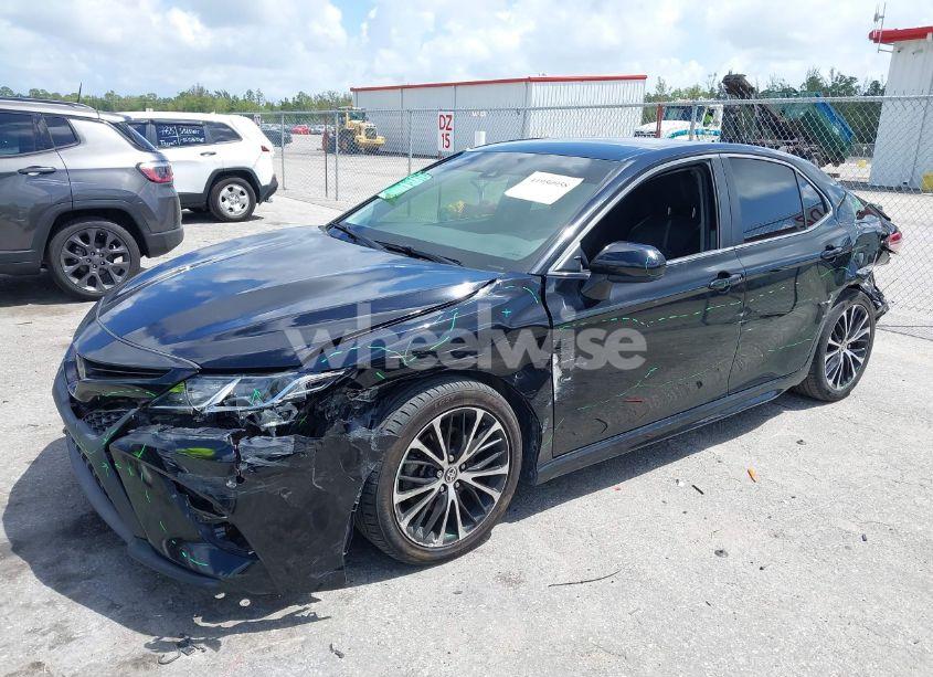 Photo 2 of 2020 Toyota Camry SE (VIN 4T1G11AK8LU961567)