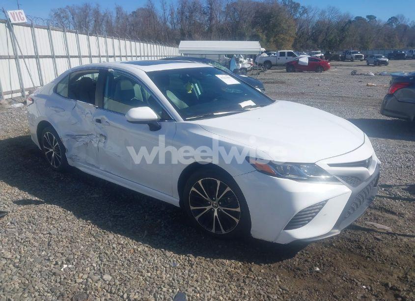2020 Toyota Camry SE (VIN 4T1G11AK8LU980359) main photo