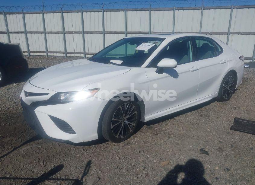 Photo 2 of 2020 Toyota Camry SE (VIN 4T1G11AK8LU980359)