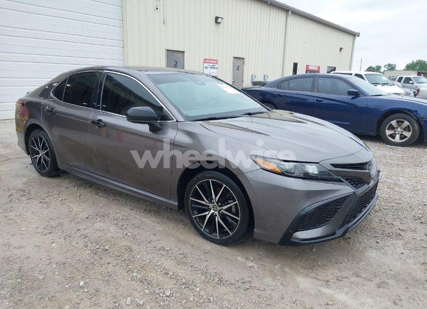 2021 Toyota Camry SE (VIN 4T1G11AK8MU411318) main photo