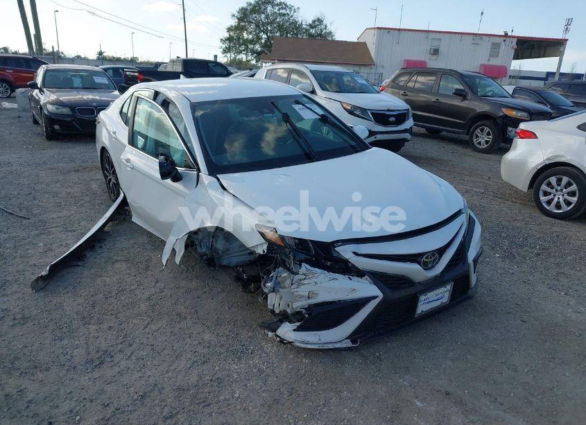 2021 Toyota Camry SE (VIN 4T1G11AK8MU415725) main photo
