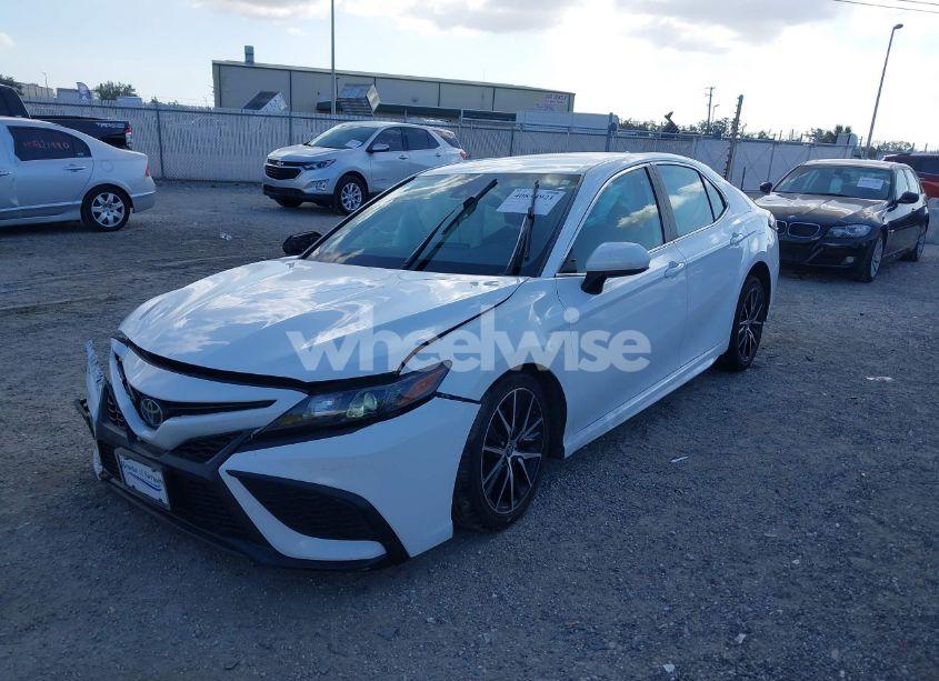 Photo 2 of 2021 Toyota Camry SE (VIN 4T1G11AK8MU415725)