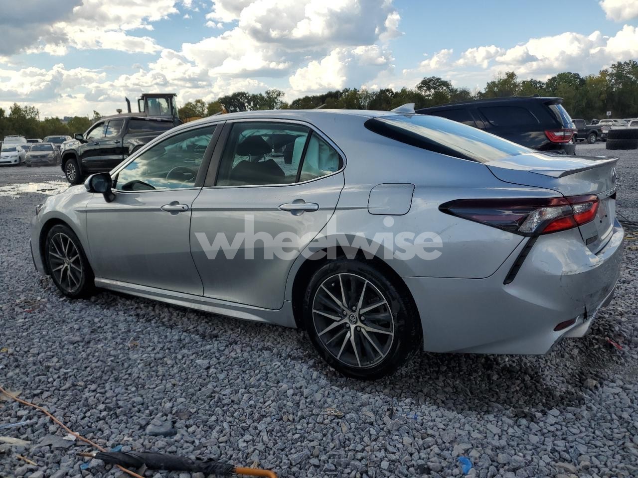 Photo 2 of 2021 TOYOTA CAMRY SE (VIN 4T1G11AK8MU496418)