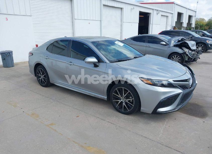 2021 Toyota Camry SE (VIN 4T1G11AK8MU562367) main photo