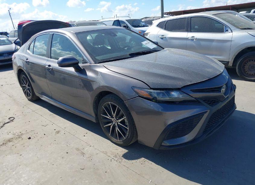 2021 Toyota Camry SE (VIN 4T1G11AK8MU585633) main photo