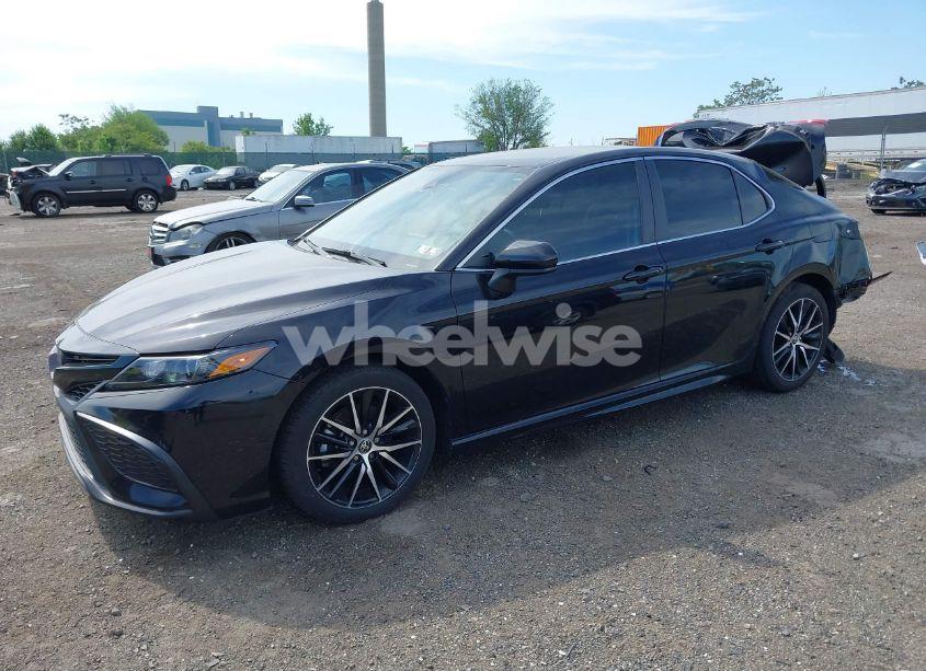 Photo 2 of 2021 Toyota Camry SE (VIN 4T1G11AK8MU609008)