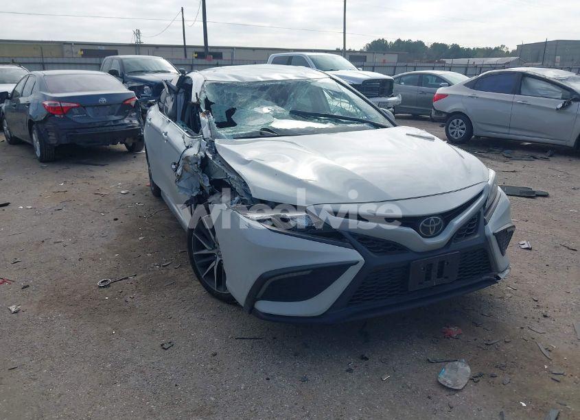 2022 Toyota Camry SE (VIN 4T1G11AK8NU057270) main photo