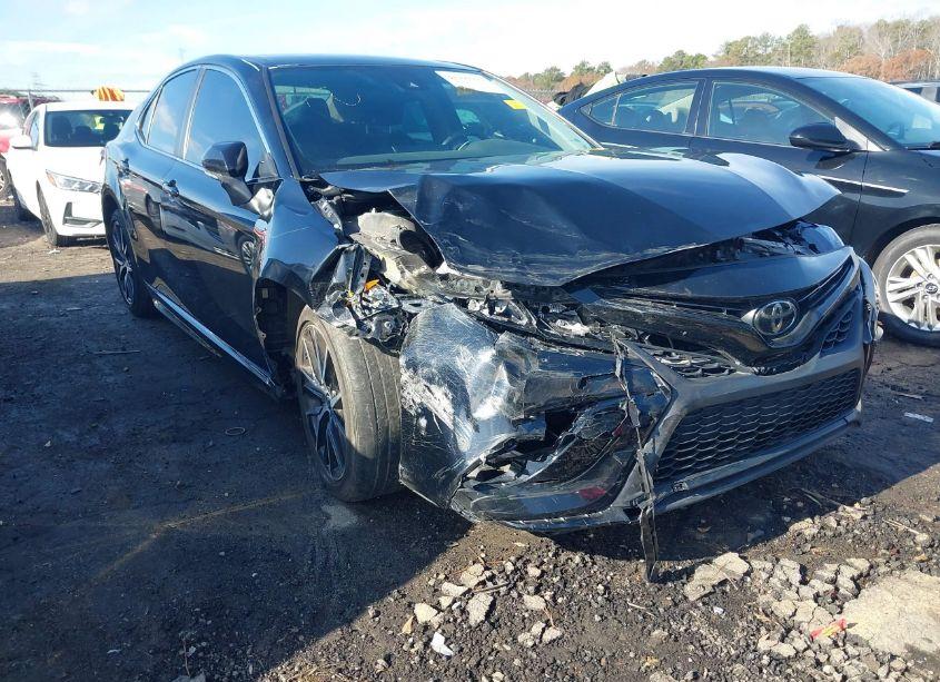 2022 Toyota Camry SE (VIN 4T1G11AK8NU637120) main photo