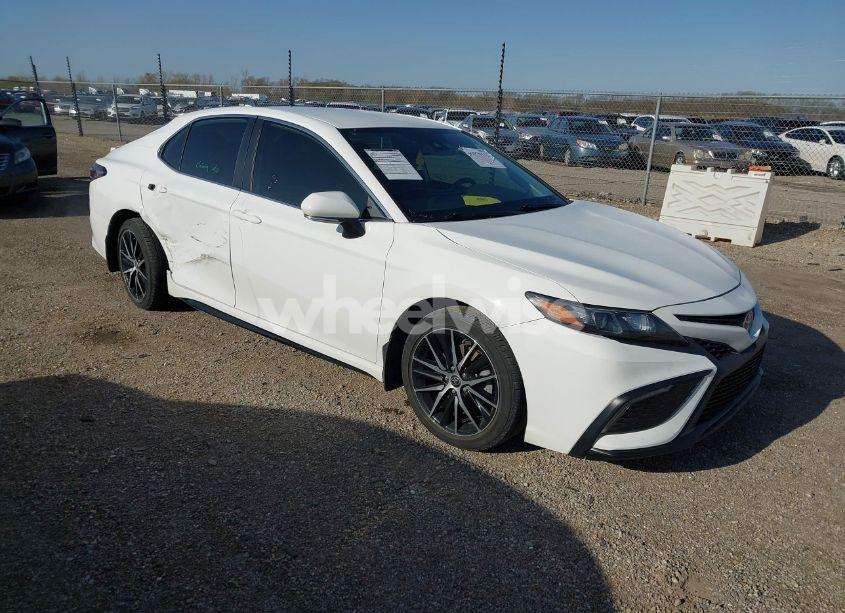 2022 Toyota Camry SE (VIN 4T1G11AK8NU644181) main photo
