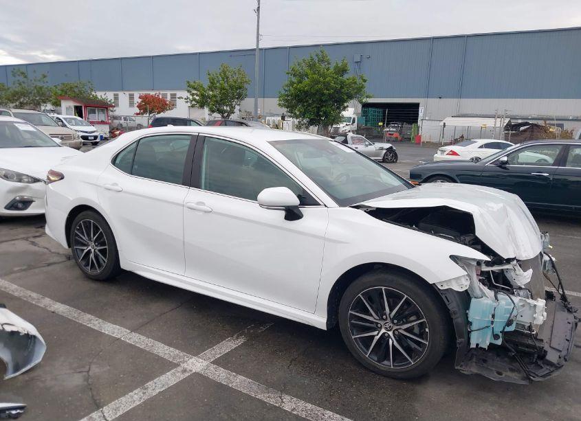 2022 Toyota Camry SE (VIN 4T1G11AK8NU655195) main photo