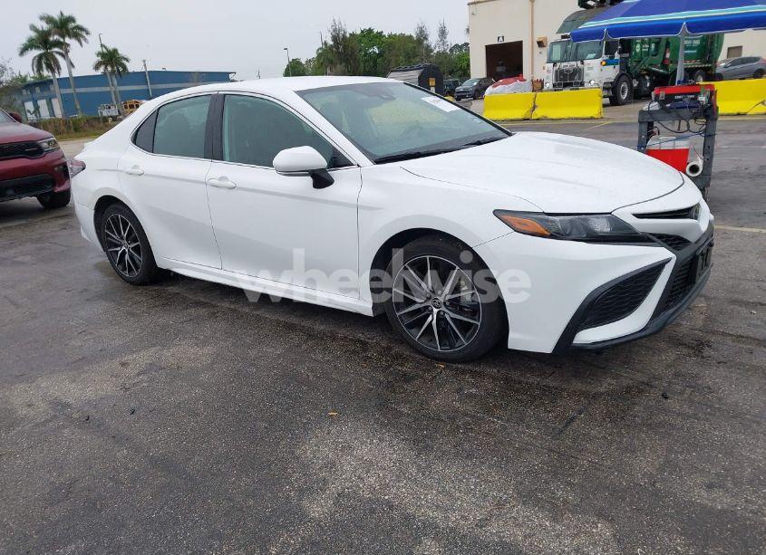 2022 Toyota Camry SE (VIN 4T1G11AK8NU683417) main photo