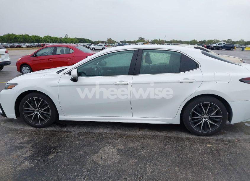 Photo 14 of 2022 Toyota Camry SE (VIN 4T1G11AK8NU683417)