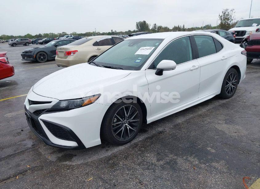 Photo 2 of 2022 Toyota Camry SE (VIN 4T1G11AK8NU683417)