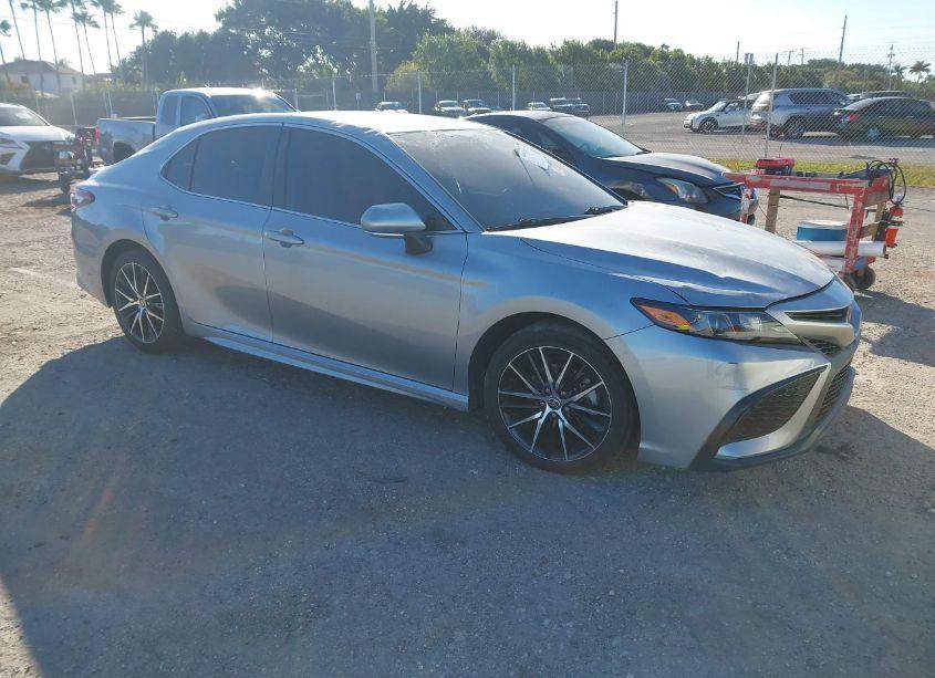 2022 Toyota Camry SE (VIN 4T1G11AK8NU700846) main photo