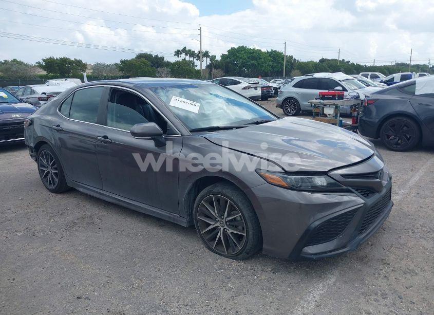 2023 Toyota Camry SE (VIN 4T1G11AK8PU152432) main photo
