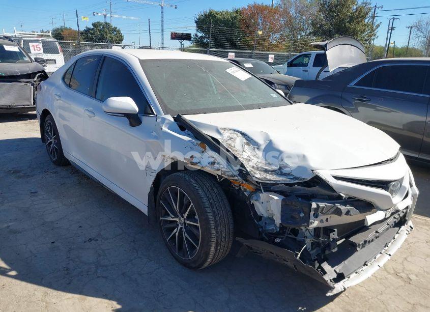 2024 Toyota Camry SE (VIN 4T1G11AK8RU220294) main photo