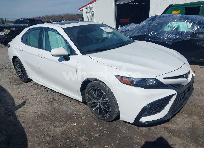 2024 Toyota Camry SE (VIN 4T1G11AK8RU231795) main photo