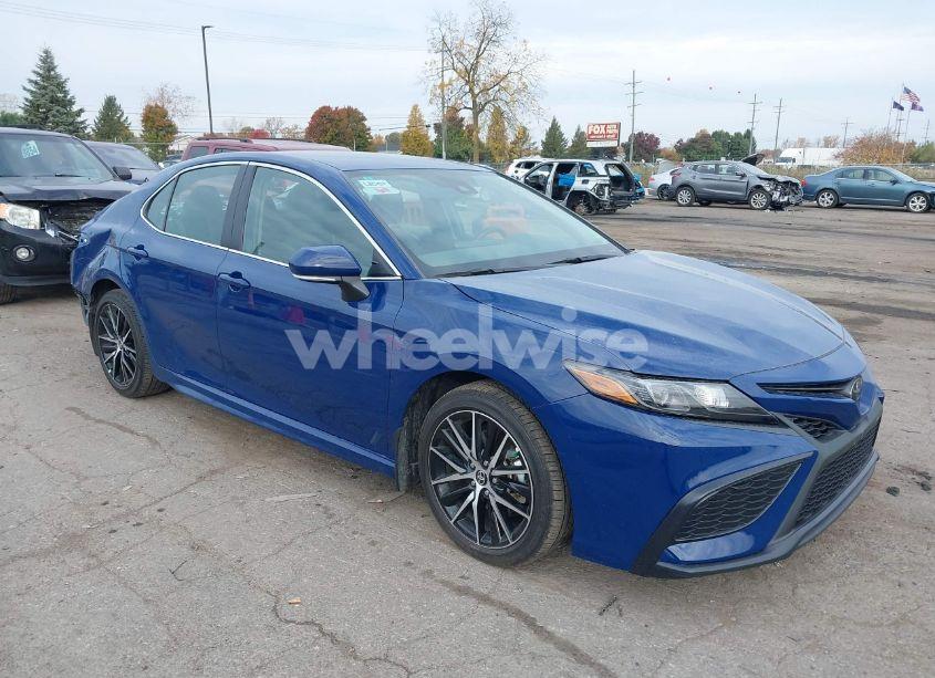 2024 Toyota Camry SE (VIN 4T1G11AK8RU241890) main photo