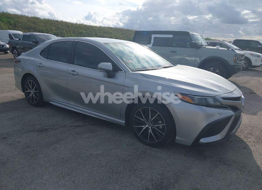 2024 Toyota Camry SE (VIN 4T1G11AK8RU245096) main photo