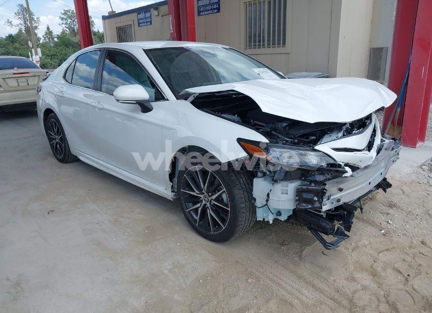 2024 Toyota Camry SE (VIN 4T1G11AK8RU869951) main photo