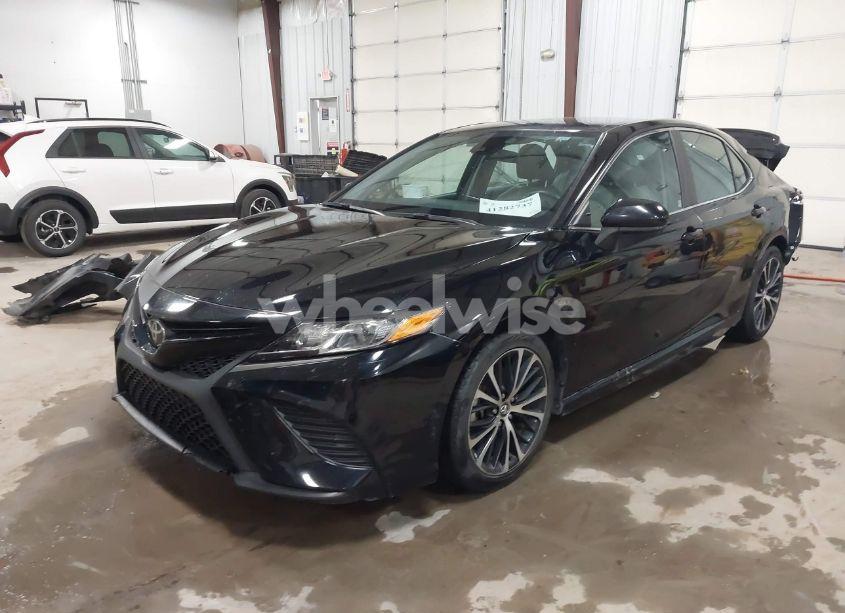 Photo 2 of 2020 Toyota Camry SE (VIN 4T1G11AK9LU316832)