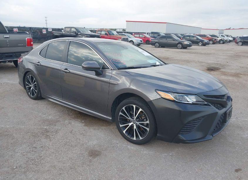 2020 Toyota Camry SE (VIN 4T1G11AK9LU328690) main photo