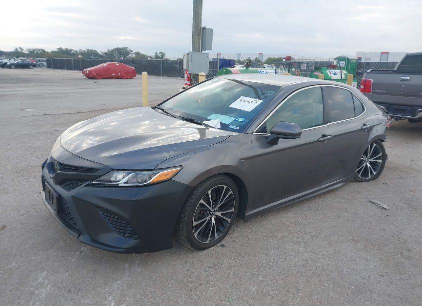 Photo 2 of 2020 Toyota Camry SE (VIN 4T1G11AK9LU328690)