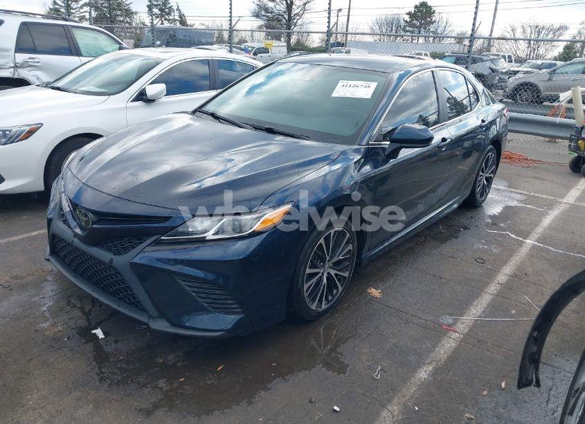 Photo 2 of 2020 Toyota Camry SE (VIN 4T1G11AK9LU331444)