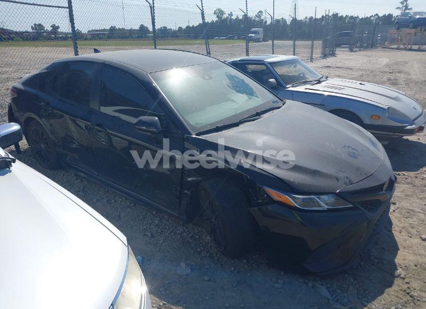 2020 Toyota Camry SE NIGHTSHADE EDITION (VIN 4T1G11AK9LU395452) main photo
