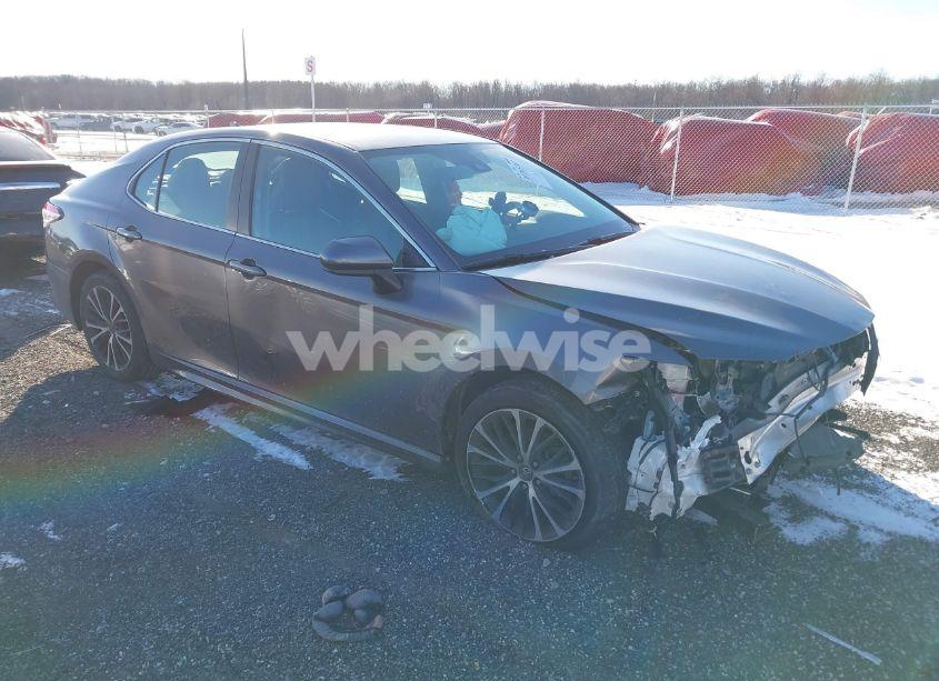 2020 Toyota Camry SE (VIN 4T1G11AK9LU890542) main photo