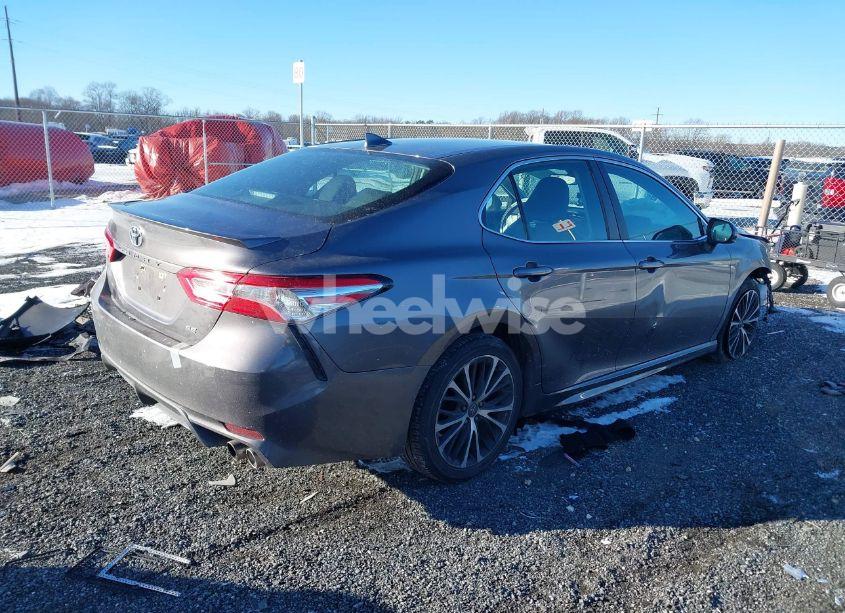Photo 4 of 2020 Toyota Camry SE (VIN 4T1G11AK9LU890542)