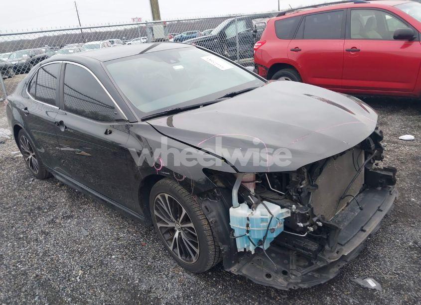 2020 Toyota Camry SE (VIN 4T1G11AK9LU908215) main photo