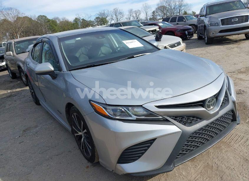 2020 Toyota Camry SE (VIN 4T1G11AK9LU939657) main photo