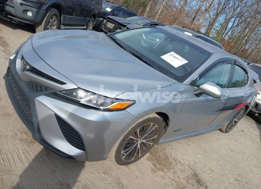 Photo 2 of 2020 Toyota Camry SE (VIN 4T1G11AK9LU939657)